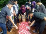 Suasana Duka di Pemakaman Zainal Abidin Domba