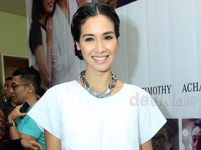 Marsha Timothy Tetap Cantik Tampil Kasual, Setuju?