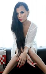 Sensualitas Susan Mazak si Pemilik Kulit Eksotis