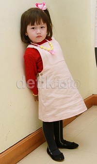 Gemes! Chibul tampil dengan sweatshirt merah, dress overall, stocking hitam, dan sepatu hitam. Pool/Gus Mun/detikFoto.