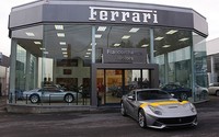 F12berlinetta Edisi Tour de France 64 ini dibalut dengan kombinasi warna dan striping yang melintas di kap mesin. Garis striping itu berwarna kuning yang digunakan oleh Ecurie Francorchamps. Pool/dok Ferrari.