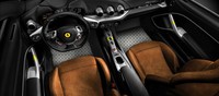 Interiornya sendiri dilengkapi dengan sentuhan jok kulit yang vintage, door trim dan panel yang dibungkus Mycro Prestige. Begitu juga pada bagian dashboard yang dilapisi alumunium dan sentuhan warna kuning pada gagang pintu. Pool/dok Ferrari.