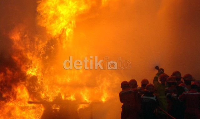 Gudang di Perumahan TNI AL Terbakar, 13 Damkar Meluncur
