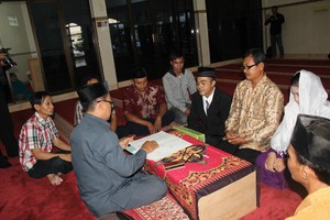 Tangis Haru Warnai Pernikahan Pelaku dan Korban Pencabulan di Masjid Polisi