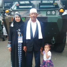 Bahagianya Kakek Tabrani dan Nenek Surtini Ikut Nikahan Massal