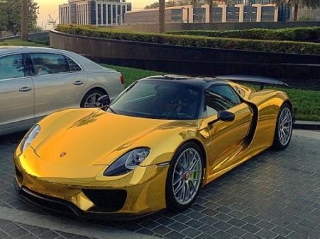 Porsche Hybrid Bertenaga Dahsyat Ini Dilapis Emas