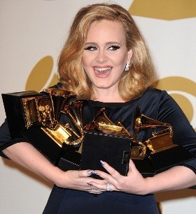 Throwback Grammy 2012! Adele Menawan, Foo Fighters Sukses Nge-Rock