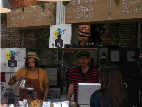 Chicco Jerikho dan Rio Dewanto Layani Ramainya Pengunjung Kedai Filosofi Kopi