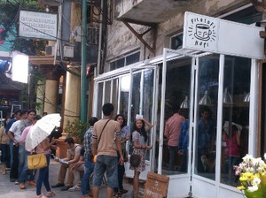 Chicco Jerikho dan Rio Dewanto Layani Ramainya Pengunjung Kedai Filosofi Kopi