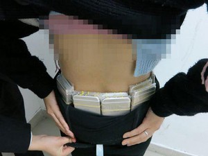 Wanita Ini Selundupkan 20 iPhone 6 di Balik Pakaian