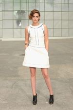 Gaya Chic Kristen Stewart di Paris Fashion Week