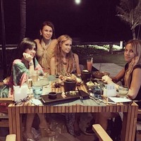 Syahrini menikmati makan malam bareng Paris Hilton di Bali. (Instagram/Syahrini)