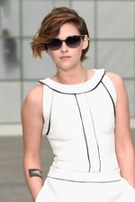 Gaya Chic Kristen Stewart di Paris Fashion Week