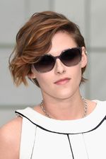 Gaya Chic Kristen Stewart di Paris Fashion Week
