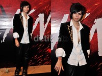 Axel tampil dibalut kemeja putih, jas, celana dan boots hitam serta lensa kontak berwarna merah di acara gala premier film 'Rock n Love'. Pool/Noel/detikFoto.