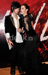 Pose Axel dan penyanyi Shae di depan kamera. Pool/Noel/detikFoto.