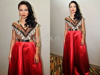 Tantri bergaya dibalut gaun dengan sentuhan batik. Pool/Noel/detikFoto.
