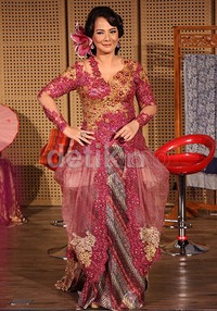 Memes terlihat anggun dibalut kebaya bernuansa pink.