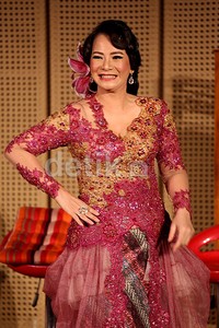 Ia mempercantik penampilannya dengan aksesori anting dan cincin berlian.