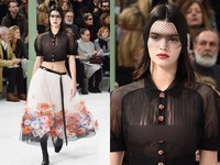 Ia mengenakan crop top hitam yang tipis dipadu dengan rok panjang putih yang dihiasi bunga-bunga bernuansa putih, oranye dan biru. Pascal Le Segretain/Getty Images/detikFoto.