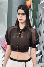 Kendall Jenner Tanpa Bra di Catwalk Paris Fashion Week
