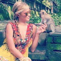 Having a heart to heart with this lil guy. Sometimes I feel more connected to animals then I do with people, tulis Paris di keterangan foto. (Instagram/Paris Hilton)
