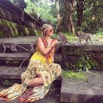 Paris Hilton Asyik Main dengan Monyet di Bali
