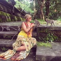 Ia tampak senang berada di monyet-monyet kecil itu. (Instagram/Paris Hilton)