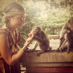 Paris Hilton Asyik Main dengan Monyet di Bali