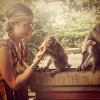 Someone likes chewing on diamonds more then bananas, tulis Paris di keterangan foto. (Instagram/Paris Hilton)
