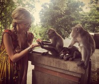 Hmm.. Monyetnya sepertinya lebih tertarik dengan cincin Paris ketimbang pisang. (Instagram/Paris Hilton)