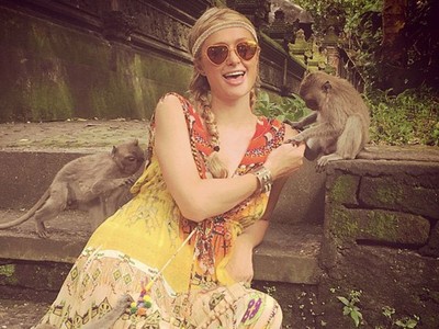 Paris Hilton Asyik Main dengan Monyet di Bali