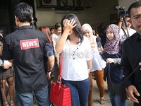 Sebelumnya, saat ditemui para pewarta, Titin tampak menutupi wajahnya.