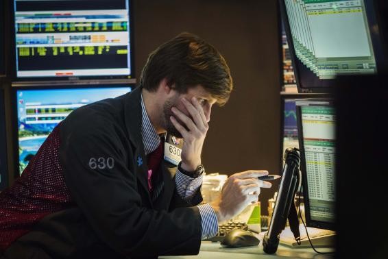 Wall Street Menukik Tajam di Tengah Badai Salju