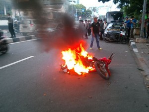 Protes 100 Hari Jokowi-JK, Mahasiswa Bakar Motor di Jl Menteng Raya