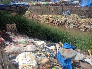 Mengerikan! Ini Limbah Sampah di Pasar Tumpah di Dekat Jembatan Layang Cibinong