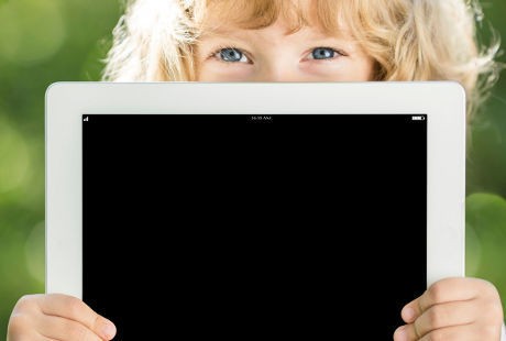 Anak-anak Main Gadget, Bermanfaat Sekaligus Ada Bahayanya