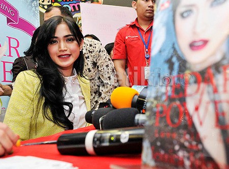 Bukti Foto Pemberkatan Jessica dan Ludwig Masih Dipertanyakan
