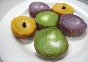 Kue Lumpur yang Lembut Manis Kini Tampil Warna Warni
