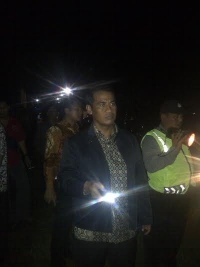 Bermodal Senter, Mentan Amran Blusukan ke Sawah Malam-malam