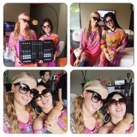 Paris tampak akrab merangkul Syahrini saat selfie bersama. (Instagram/Syahrini)