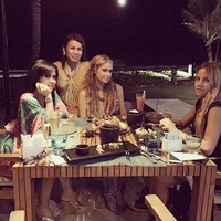 Beautiful evening at Starfish Restaurant with my girls Magda, @CariLeeArt & @PrincesSyahrini. #GirlsNightOutinParadise #WHotel #Bali, tulis Paris di keterangan foto. (Instagram/Paris Hilton)