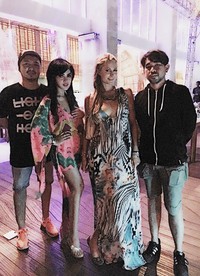 Keakraban Syahrini dan Paris tentu membuat banyak pihak iri. Apakah termasuk Anda? (Instagram/Syahrini)