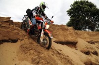 Seorang crosser menjajal motor Viar Cross X di tanah Papua.