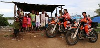 Crosser Jeane Jean dan Pieter Tanujaya berpose dengan beberapa anak Papua. Istimewa/Viar.