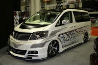 WhiteSnake ALPHARD. Modifikasi terbaik selanjutnya jatuh di kelas Minivan (Wagon), dan yang menjadi rajanya ialah Alphard yang diubah dengan corak WhiteSnake Alphard karya ACG (Audio Car Gallery). Pool/dok Tokyo Auto Salon.