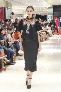 Mel Ahyar Trunk Show 2015 at Galeries Lafayette. Pasific Place. Jakarta. [Foto: Julius/Wolipop]