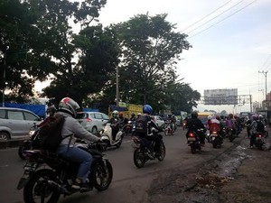 Begini Ruwetnya Lalu Lintas karena Pasar Tumpah di Flyover Cibinong
