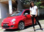 Lirikan Menggoda Sekar di Mobil Fiat
