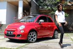 Lirikan Menggoda Sekar di Mobil Fiat